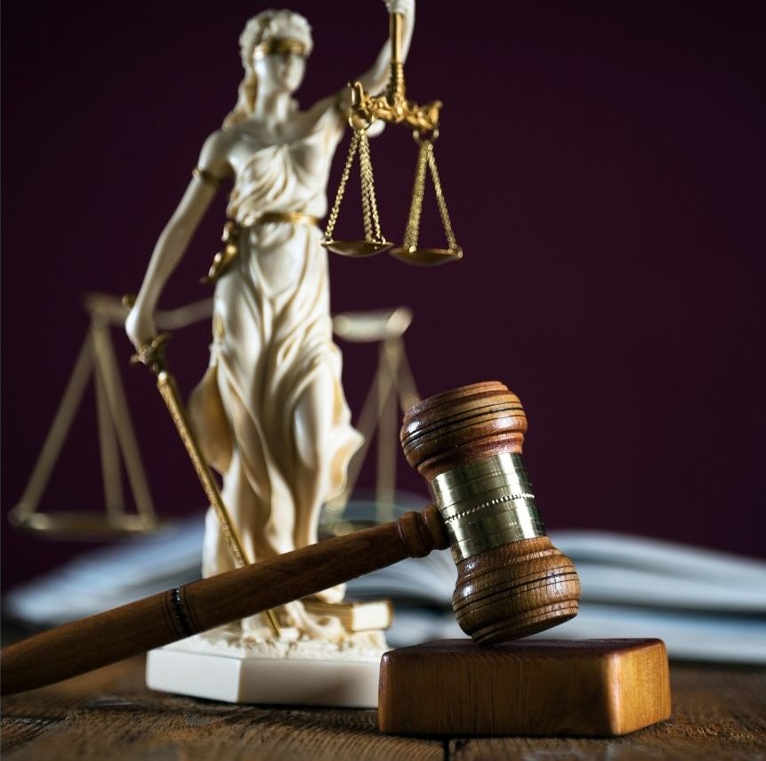 estudio ana casal estatua justicia martillo